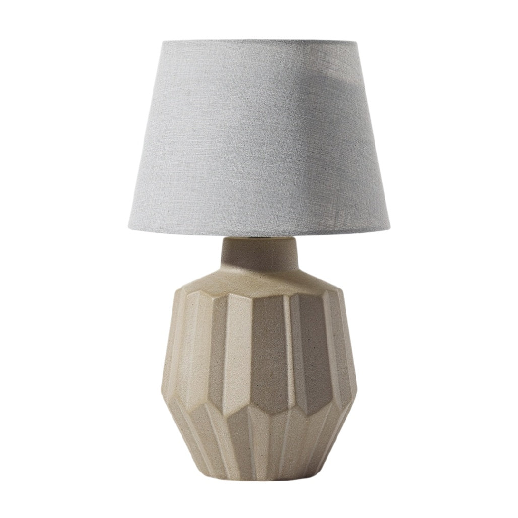 Lampa stołowa z geometrycznym kloszem - minimalistyczny design